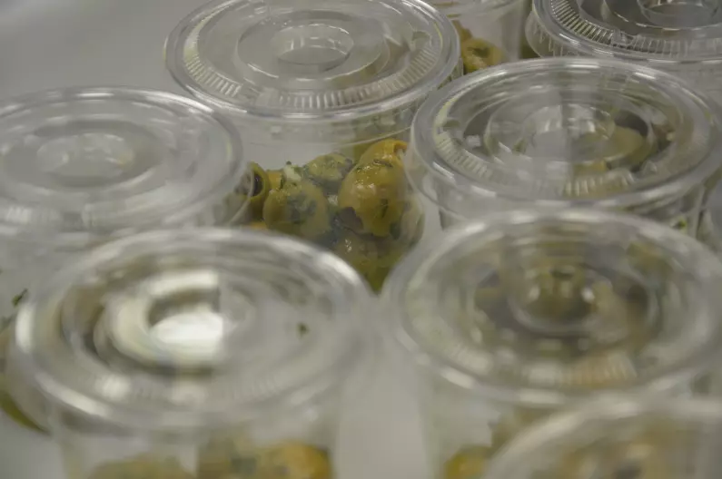 à chaque commande des olives marinées a l'huile d'olive, persil, ail, basilic, sont servie avec votre commande si vous le désirez.